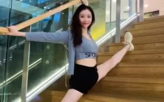 楼梯上的小姐姐,小姐姐的优雅瞬间